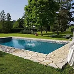 Charming House In With Shared Pool *