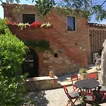 Charming House In With Shared Pool Vakantiehuis