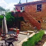 Charming House In With Shared Pool トレクアンダ