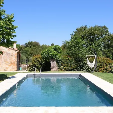 Сasa de vacaciones Charming House In With Shared Pool
