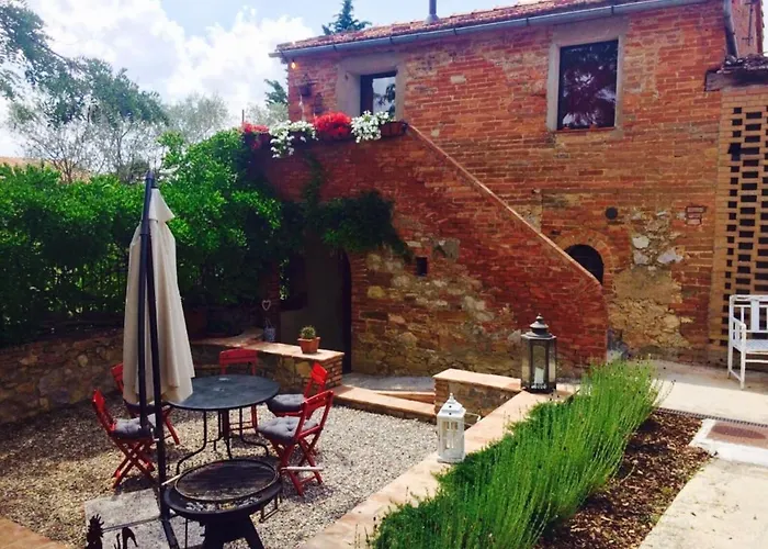 Charming House In With Shared Pool Trequanda