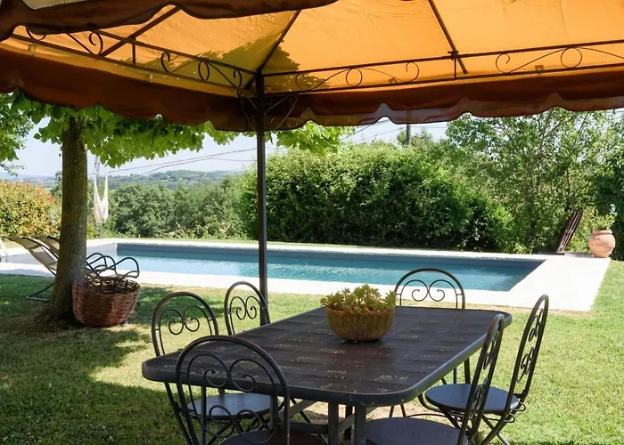 Dom wakacyjny Charming House In With Shared Pool